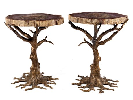 Paar Tische mit versteinertem Holz